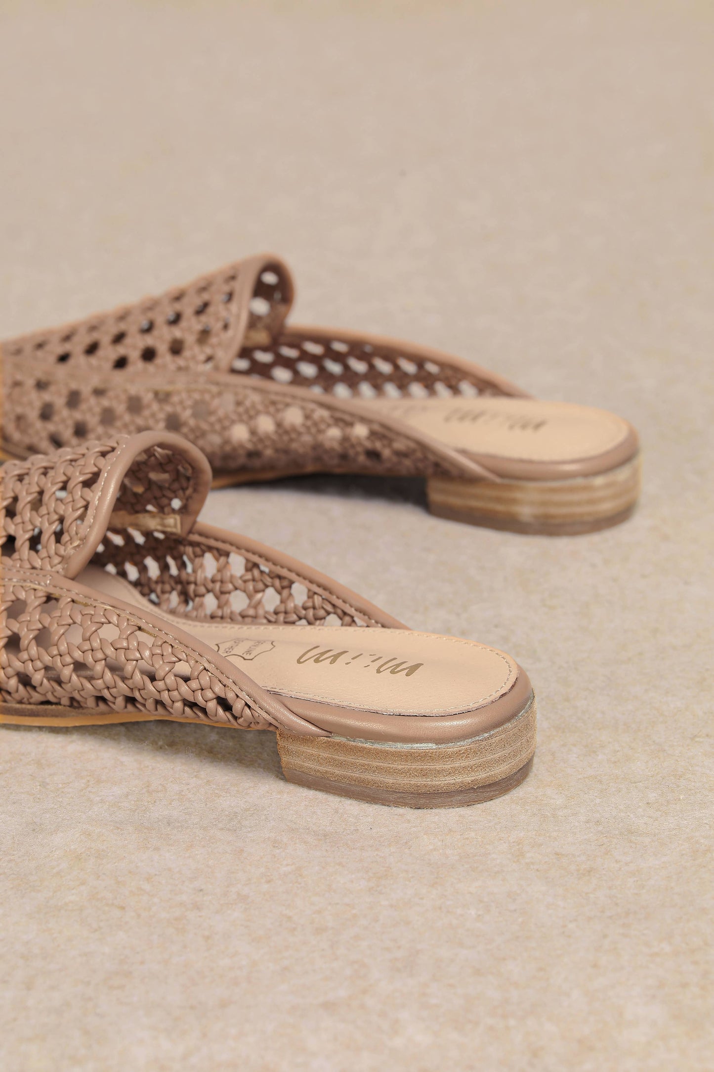 JALISSA: Nude / US 6(1 Pair) US 6.5(1 Pair) US 7(1 Pair) US 7.5(2 Pairs)US 8(2 Pairs)US 8.5(2 Pairs)US 9(2 Pairs) US 10(1 Pair)