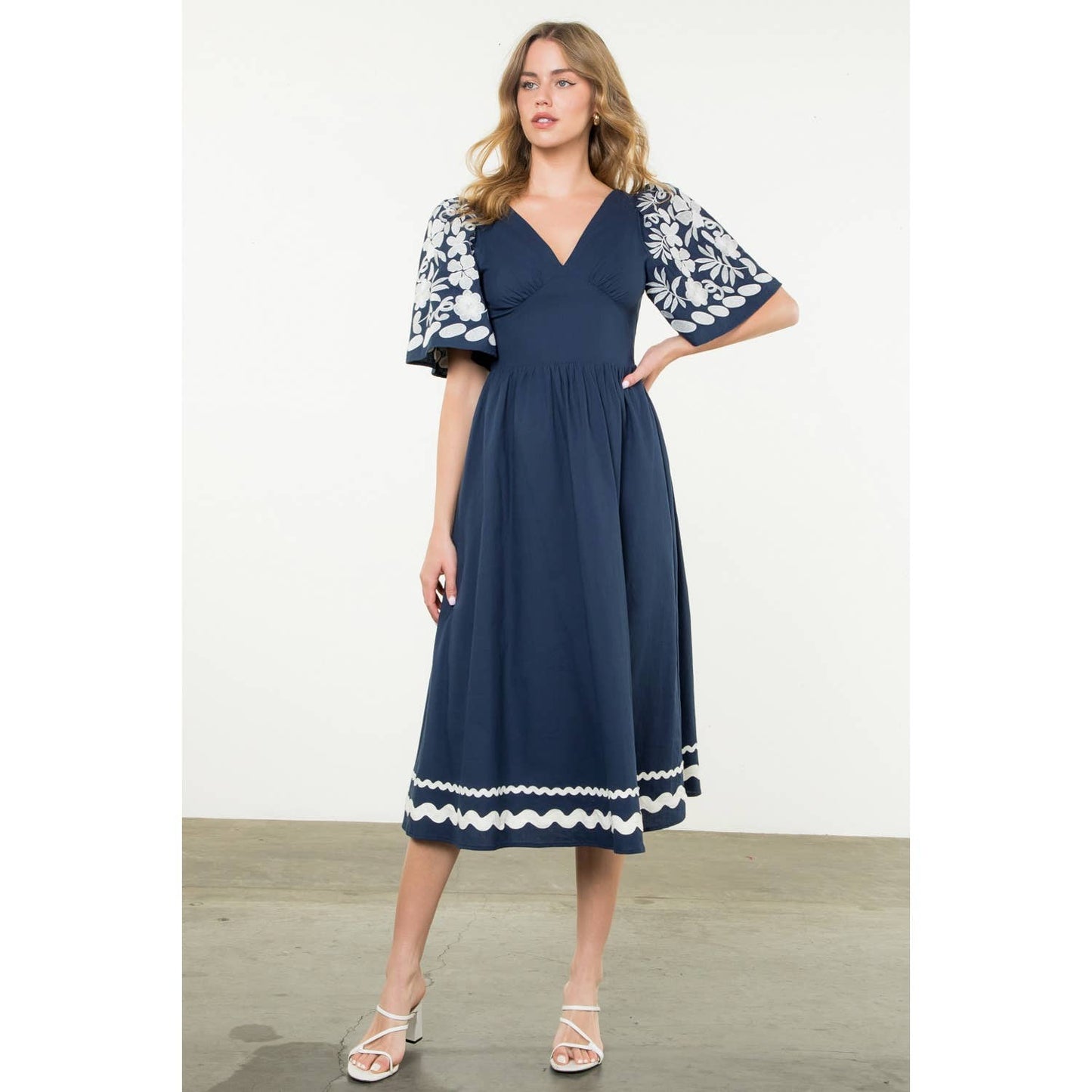 Embroidered Detail Midi Dress: WHITE / XS-S-M-L(1-2-2-1)