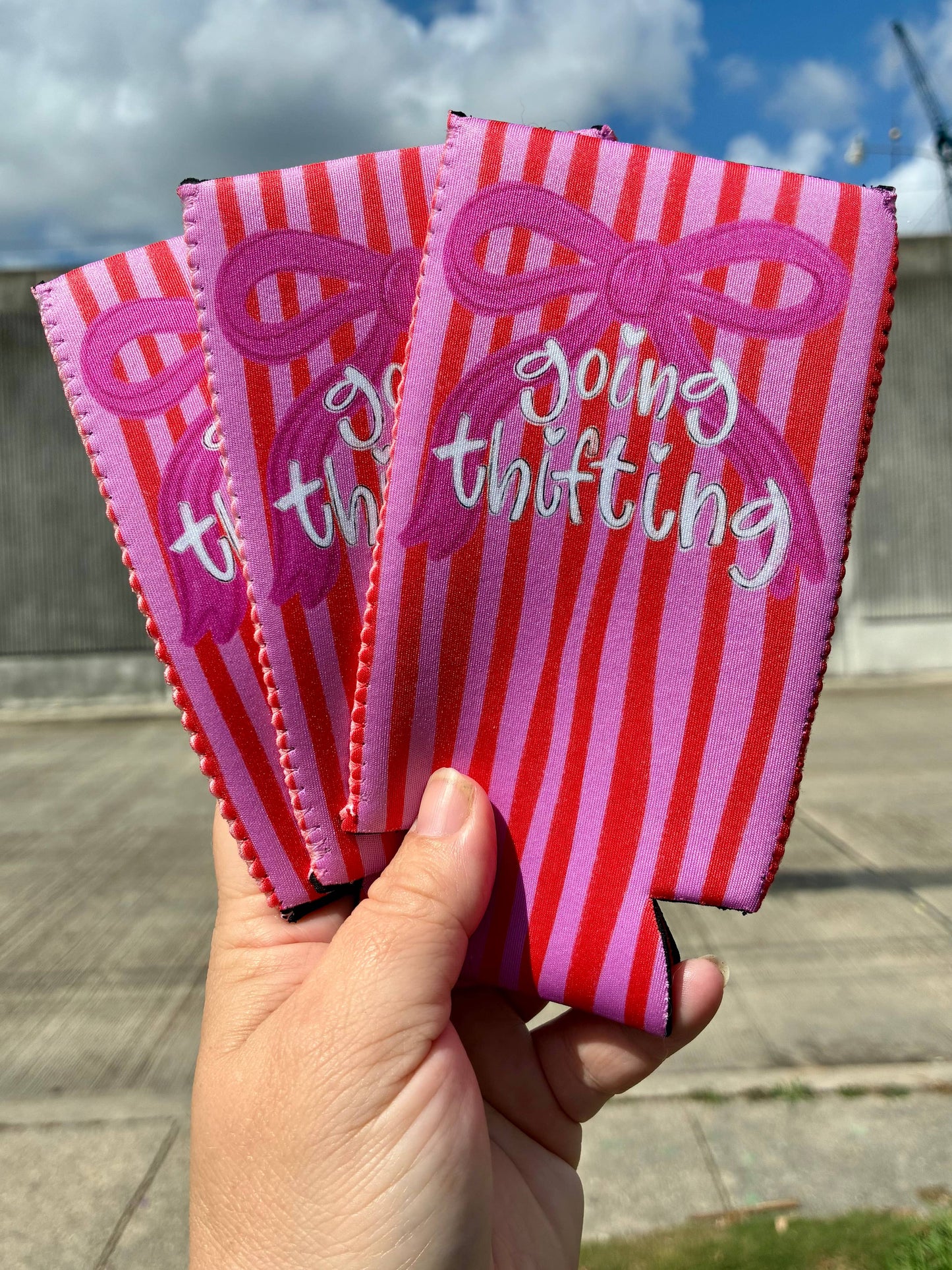 Going thrifting bow can koozie: Slims