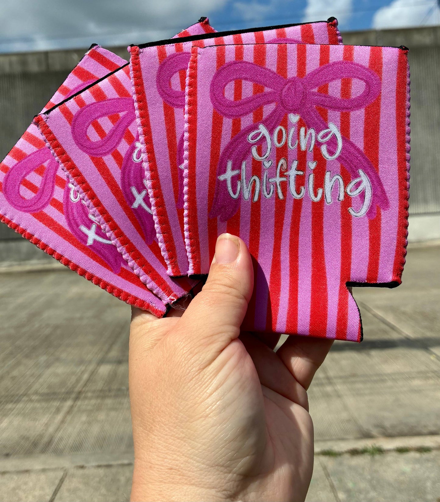 Going thrifting bow can koozie: Slims