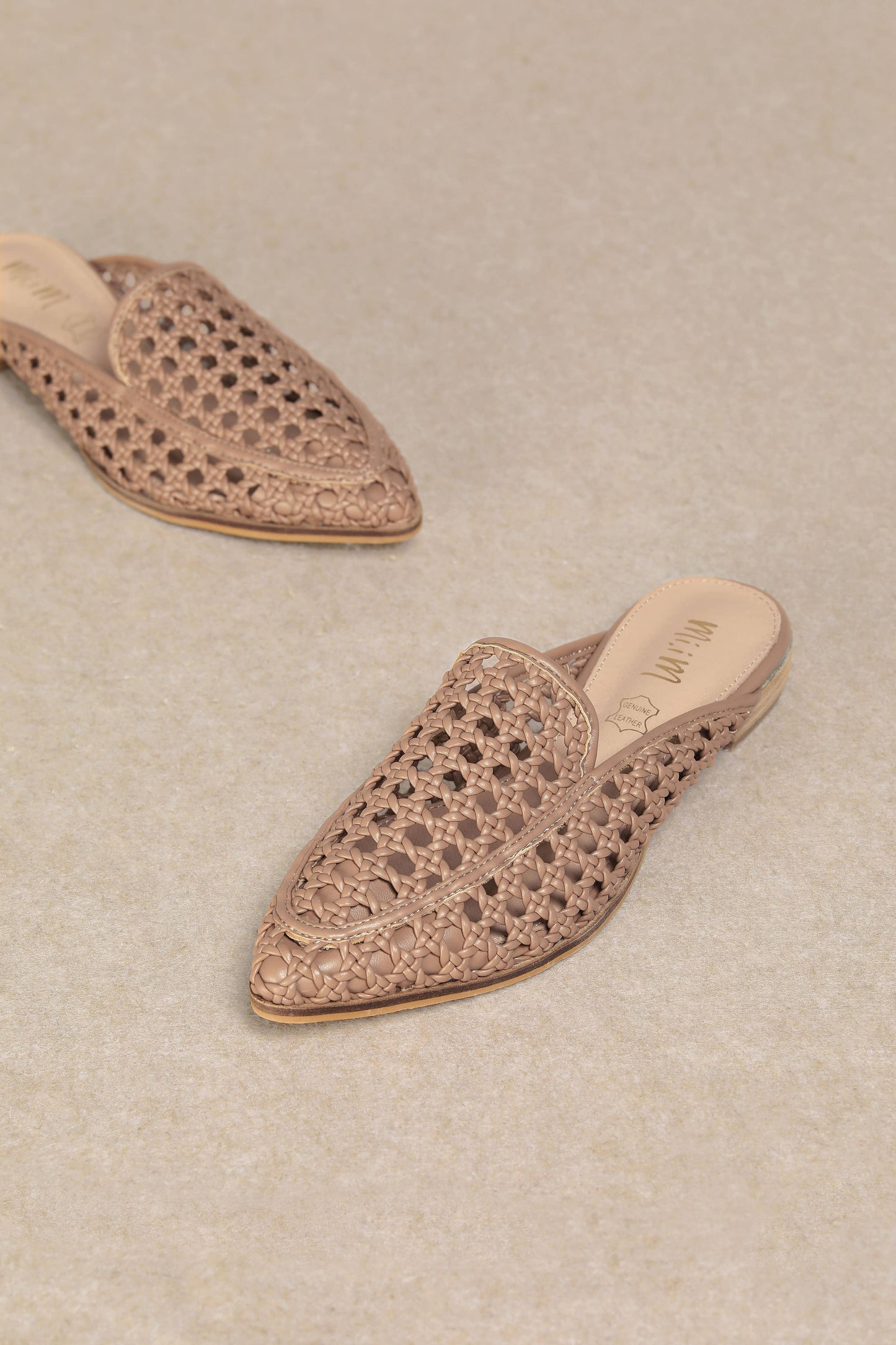 JALISSA: Nude / US 6(1 Pair) US 6.5(1 Pair) US 7(1 Pair) US 7.5(2 Pairs)US 8(2 Pairs)US 8.5(2 Pairs)US 9(2 Pairs)      US 10(1 Pair)