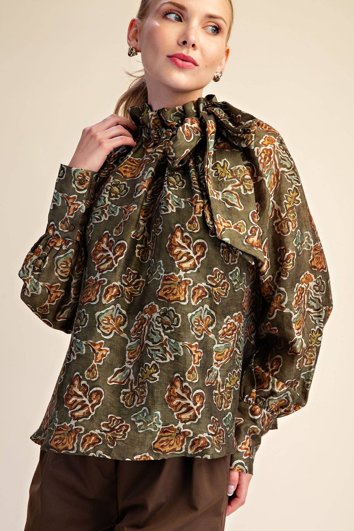 Ruffle Tie Neck Long Sleeve Print Blouse: Olive / S