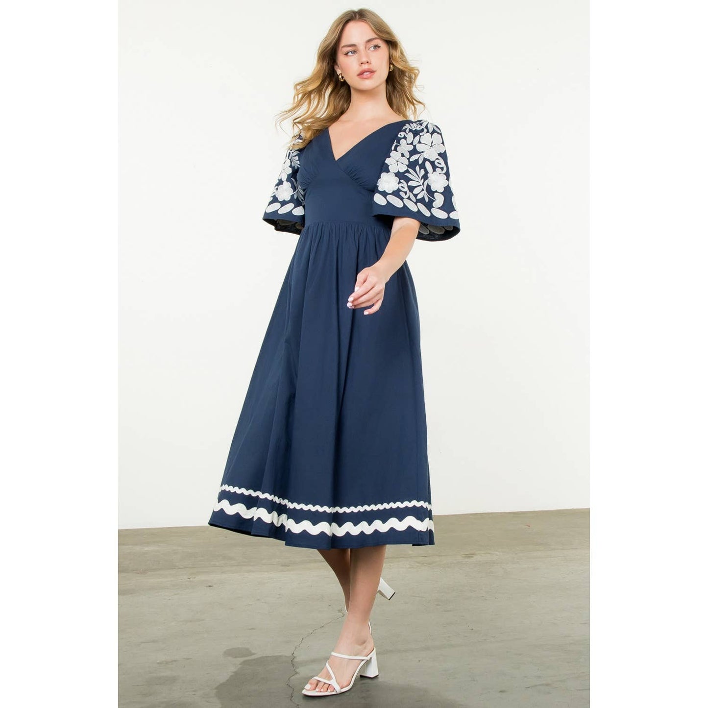 Embroidered Detail Midi Dress: WHITE / XS-S-M-L(1-2-2-1)