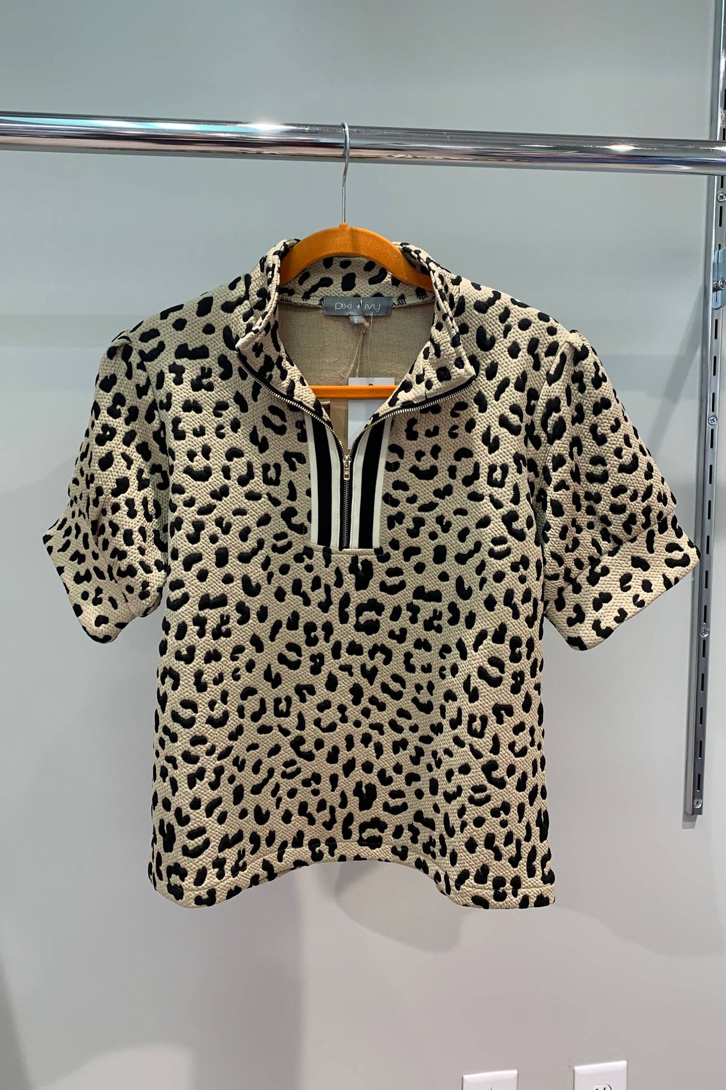 MBT 9929 Mandy Short Sleeve Textured Leopard Zip Top