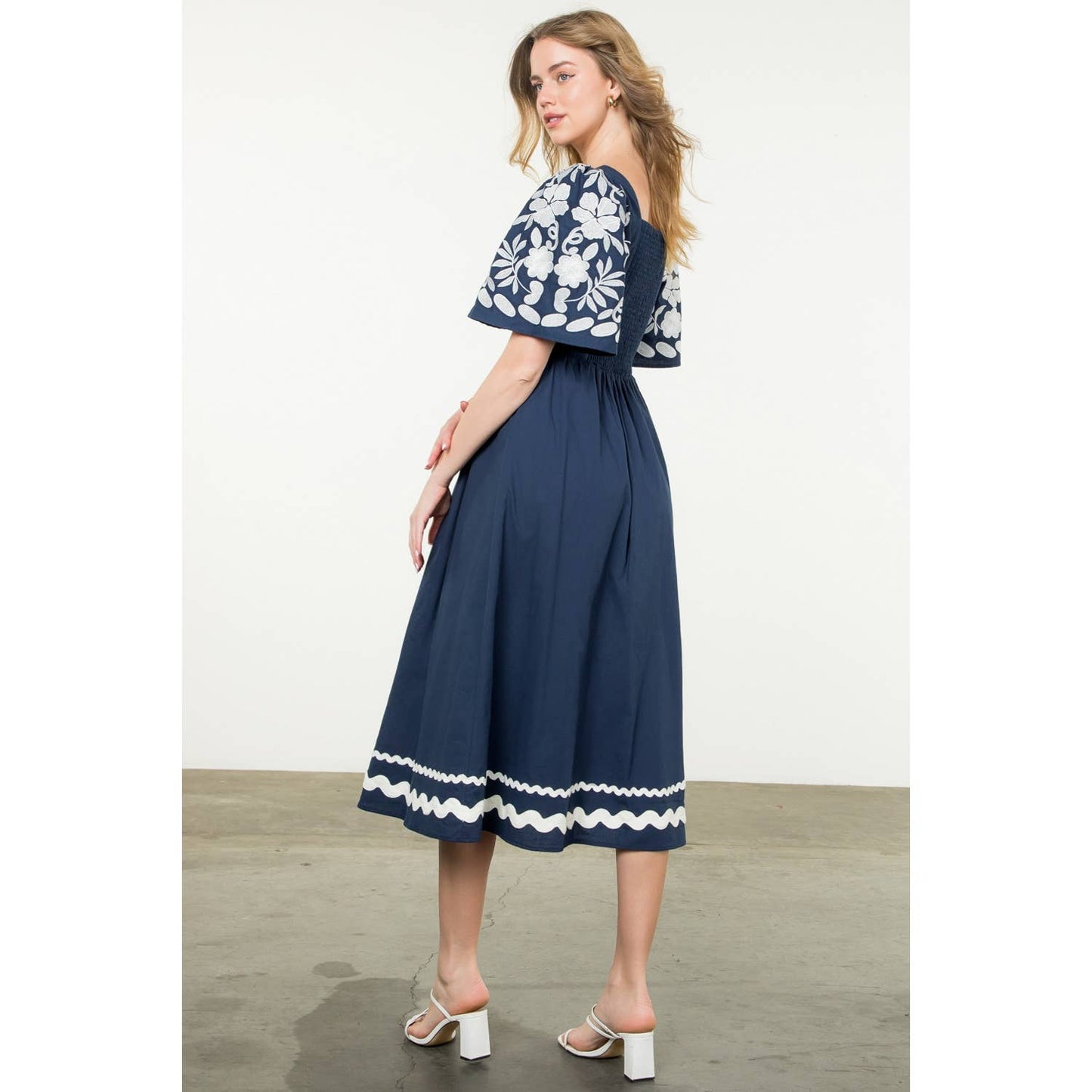 Embroidered Detail Midi Dress: WHITE / XS-S-M-L(1-2-2-1)